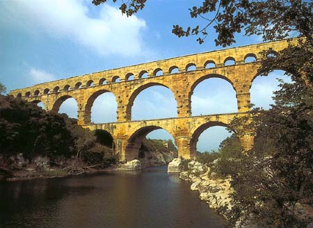 Акведук через реку Гардон. 19 г. до н.э.