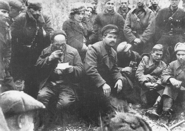 С.Ковпак і С.Руднев серед партизанів у Брянському лісі. 1942 р..jpeg