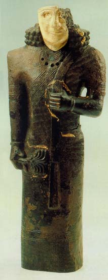 Придворный из Урарту. VIII-VII вв. до н.э. Хранится в Берлинских Государственных музеях, Германия. Бронза, золото