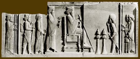 Царь Дарий I и его наследник Ксеркс. Конец VI в. до н.э. Рельеф из сокровищницы Персеполя
