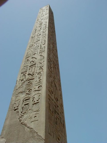 Давньоєгипетський обеліск із ієрогліфами