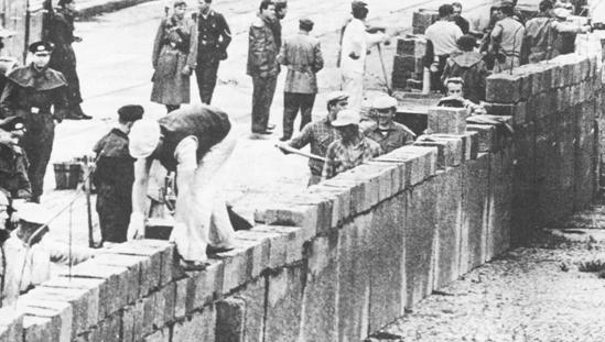 Спорудження Берлінської стіни. 1961 р.