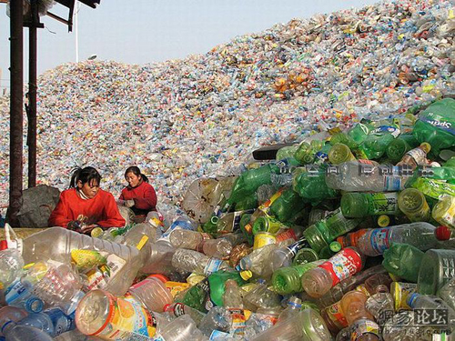 Китайські робітники вручну сортують мільйони пластикових пляшок