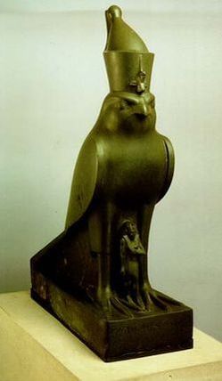 Хор в образе сокола охраняет фараона Нектанеба II. 360-342 гг. до н.э. Из Гелиополя. Хранится в Музее Метрополитен, Нью-Йорк, США
