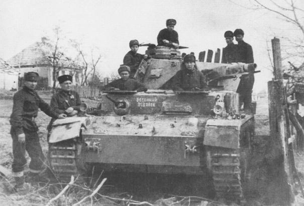 Радянські танкісти перед наступом на Харків. 1942 р.