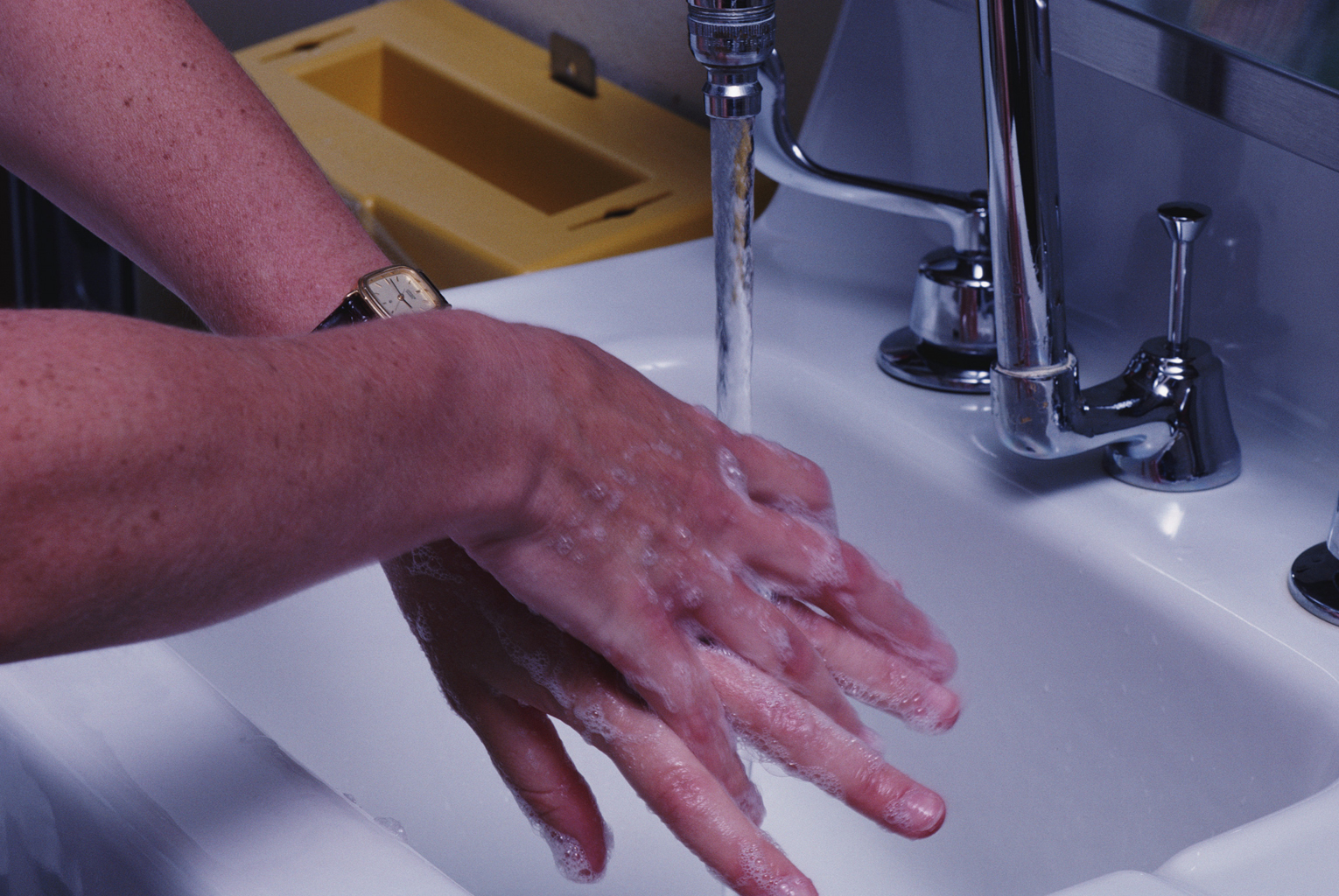 Руки после ванны. Гигиеническая дезинфекция рук. Обработка рук. Мытье рук медицинского персонала. Мытьё рук гигиеническим способом.