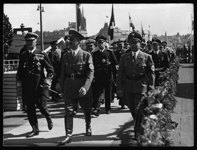 Файл:М.Хїорті з А.Гітлером у Гамбурзі.jpeg