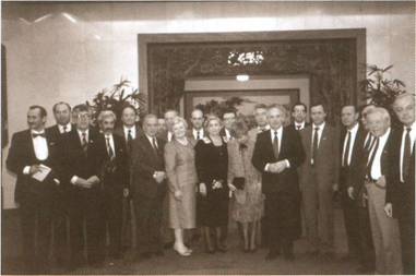 М.С. и Р.М. Горбачевы с «группой поддержки». Пекин. Апрель 1989г..jpeg