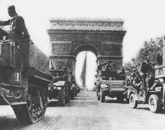 Друга Вільна Французька бронетанкова дивізія проходить повз  Тріумфальну Арку під час визволення Парижа. 1944 р.