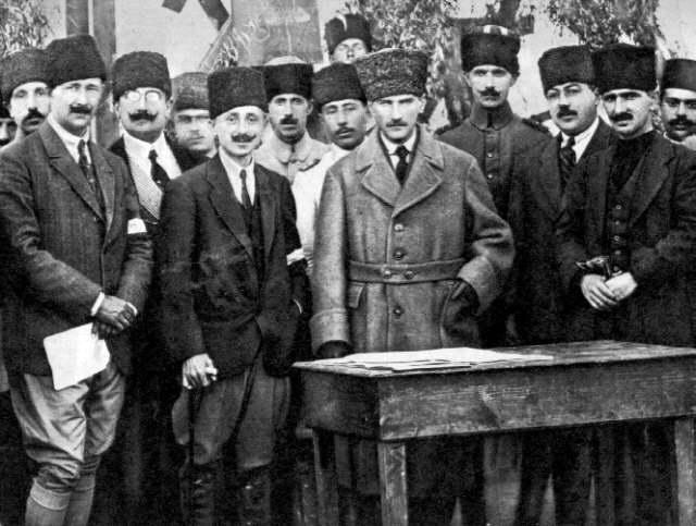 Кемаль Ататюрк з соратниками.jpeg
