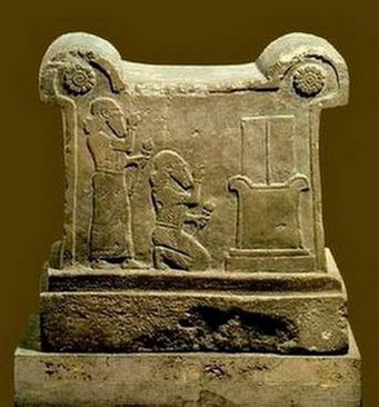 Сцена в храме Иштар. XIII в. до н.э. Из Ашшура. Хранится в Государственных музеях, Берлин, Германия. Алебастр