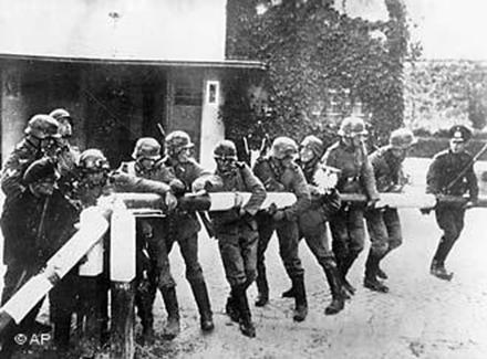 Німецькі солдати ламають шлагбаум
