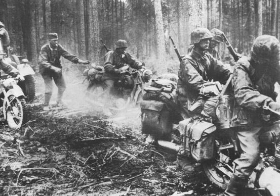 Гітлерівські мотоциклісти в лісах Рівенщини. 1941 р.
