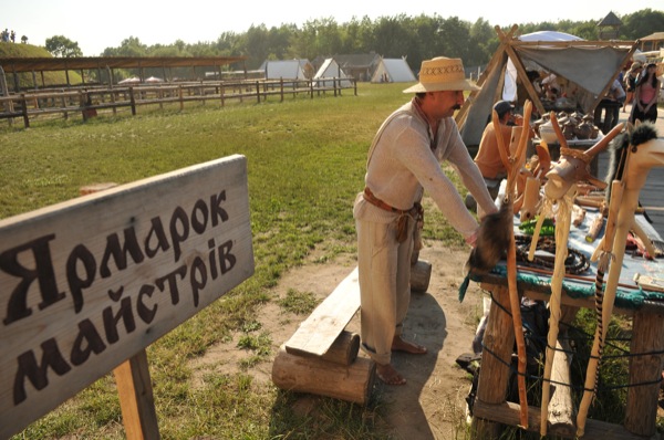 Современные ремесленники в одежде, стилизованой под времена Руси