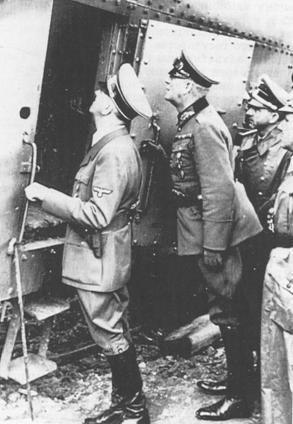 Гітлер і Кейтель оглядають підірваний бронепоїзд. Польща, 1939 р.