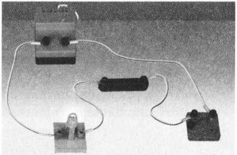 Електричне коло, яке містить дві паралельно з'єднані лампи. фото