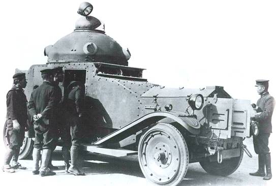 Японські солдати вивчають бронеавтомобіль
