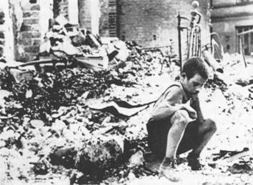 Хлопчик на звалищі будинку. Варшава, 1940 р.
