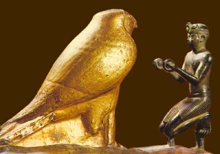 Фараон Тахарка жертвует две чаши вина богу-соколу Хемену. 689-680 гг. до н.э. Хранится в Лувре, Париж, Франция