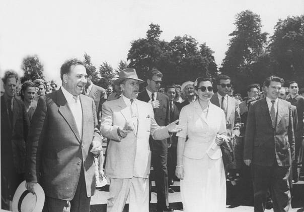 Йосип Броз Тіто (у центрі) з дружиною у Києві. 1956 р.