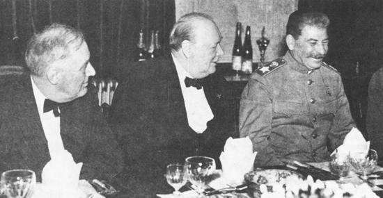 Рузвельт, Черчілль і Сталін святкують день народження Черчілля в Тегерані. 1943 р.