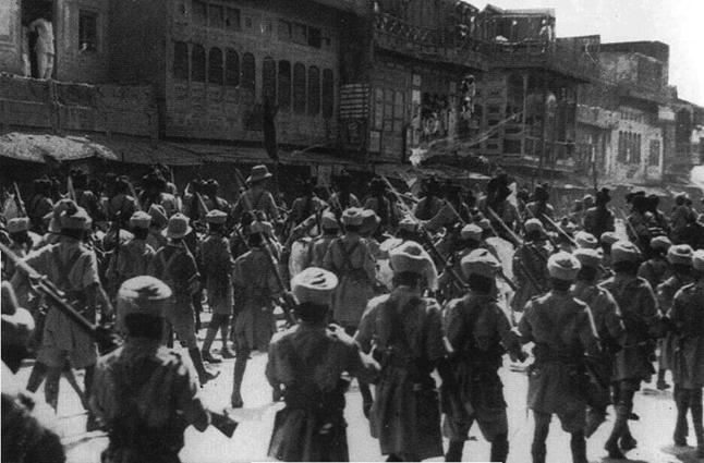 Війська на вулицях індійського міста (1930 р.).jpeg