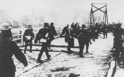 Гітлерівці переходять річку на західному кордоні СРСР. 1941 р.