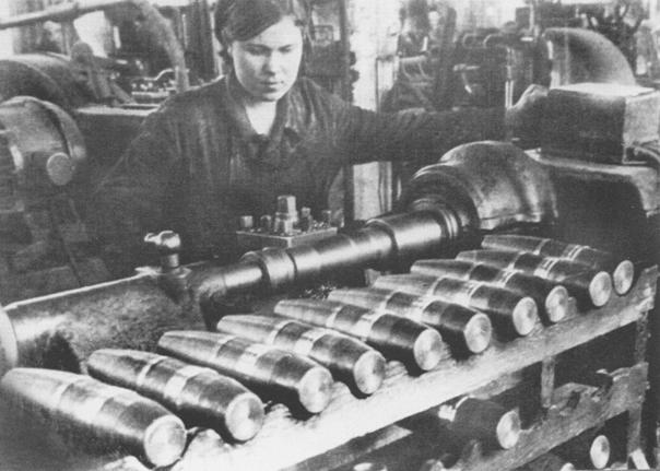 Виробництво снарядів на одному з уральських заводів. 1942 р.